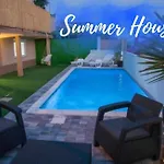Summer House With Heated Swimming Pool شقة *