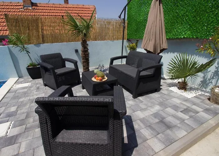 Апартаменты Summer House With Heated Swimming Pool *