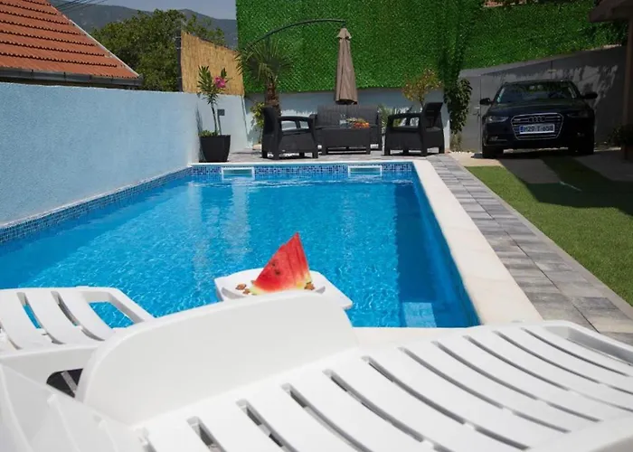 Summer House With Heated Swimming Pool Апартаменты *