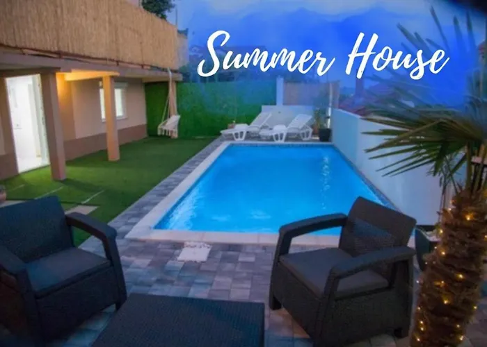 Summer House With Heated Swimming Pool Апартаменты *